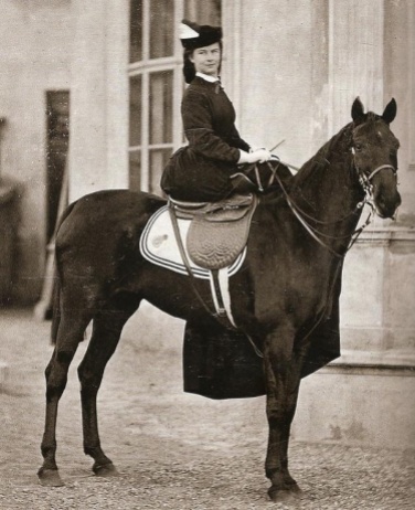 Fotografia che ritrae Sissi a cavallo