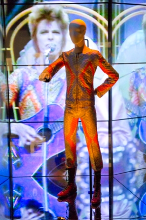 Freddie Burretti, tuta in due pezzi, indossata da David Bowie nell'esibizione a Top of the Pops, 6 luglio 1972, David Bowie Is, Victoria and Albert Museum, Londra