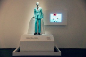 Installazione alla mostra David Bowie Is del completo creato da Freddie Burretti per Life on Mars?