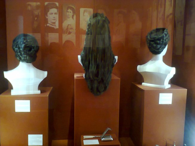 alla Hofburg di Vienna sono esposte della parrucche che riproducono le celebri acconciature di trecce raccolte di Elisabetta.