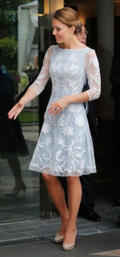 Kate con un bellissimo vestito azzurro con pizzo bianco di Alice Temperley, durante una visita ufficiale a Kuala Lumpur, in Malesia. Le scarpe sono delle decollete nude di L.K. Bennet
