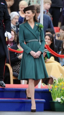 Per la festività di San Patrizio è tradizione vestirsi di verde, e Kate ci tiene ad onorare le tradizioni. Nel 2012 ha indossato questo bellissimo cappotto stretto in vita da una cintura e con gonna a ruota di Emilia Wickstead. Il cappellino marrone è Lock and Co.