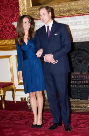Il fidanzamento di Kate Middleton con il Principe William. L'abito della Duchessa è già un'icona.