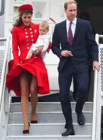 Di ispirazione militare anche questi spettacolare cappotto rosso di Catherine Walker, usato da Kate per l'atterraggio all'aeroporto di Wellington, che le conferisce un aspetto davvero regale.