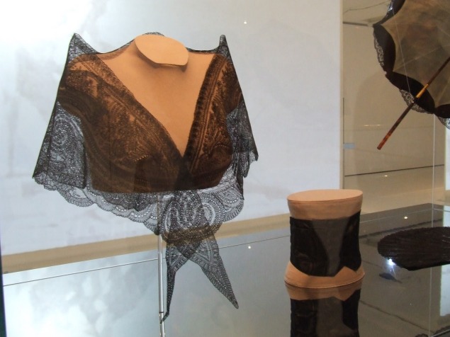 Sisi Museum: indumenti appartenuti a Elisabetta, rigorosamente di colore nero, tra cui una cintura dalle misure ridottissime.