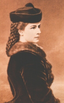 Fotografia di Sissi, con abito di velluto bordato di pelliccia e cappello.