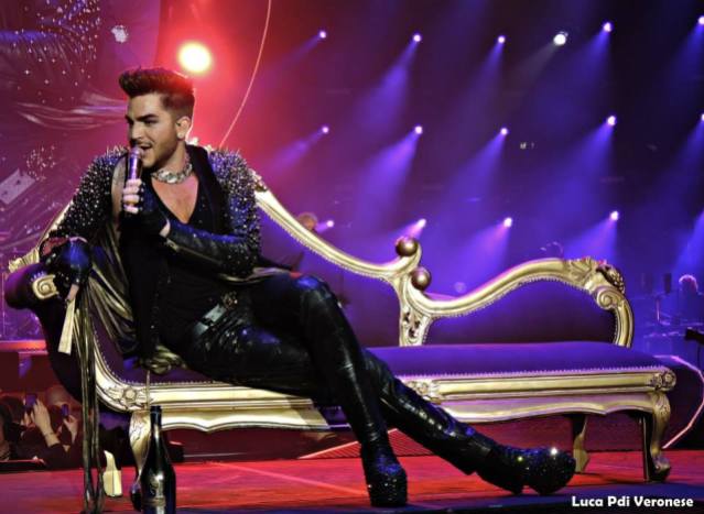 Adam Lambert interpreta Killer Queen, sdraiato su un divanetto