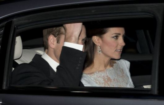 con questo misterioso outfit da vera principessa Kate è stata avvistata mentre si dirigeva con William a un ricevimento a Buckhingham Palace.
