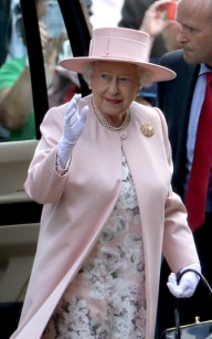 perchè c'avrà anche i suoi 89 anni, ma di stile la Regina Elisabetta ne capisce