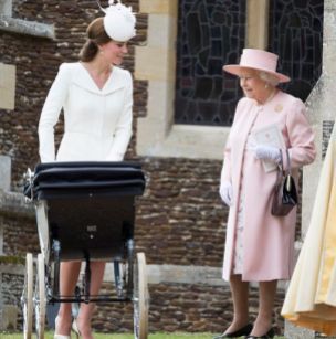 la Duchessa Catherine con la Regina, che se per il battesimo di George si era vestita di azzurro, questa volta giustamente ha scelto il rosa confetto