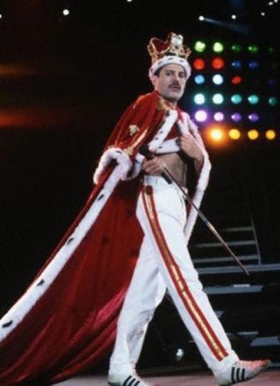 Freddie Mercury con mantello e corona reale. Wembley, 1986
