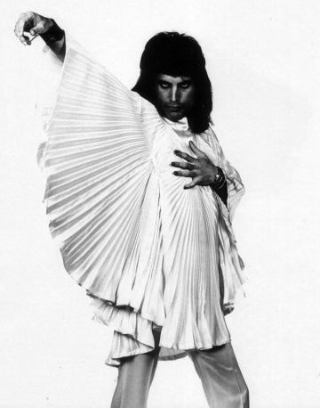 Una particolare versione di tuta bianca, senza scollatura e con ampie "ali" plissettate fu commissionata dai Queen alla stilista Zandra Rhodes nel 1974