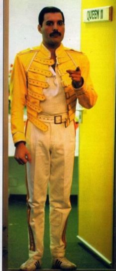 Freddie Mercury con l'iconica giacca gialla, Wembley, 1986