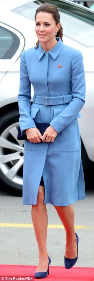 Alexander Mc Queen anche questo cappotto fatto su misura, di un bellissimo colore celeste. Anche le scarpe, blu più scuro, sono Mc Queen, e la clutch, color navy, Stuart Weitzman.