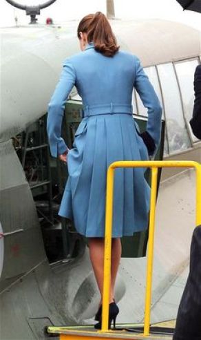 l'effetto da dietro è veramente molto bello. Kate ha riutilizzato questo cappotto il 6 giugno, abbinandolo con un cappellino, scarpe e clutch neri.