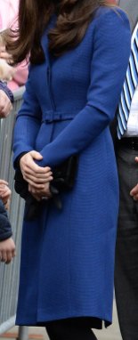 anche poco tempo prima, ad una partita della World Rugby Cup, Kate aveva indossato un cappotto di questo colore, ma questo secondo me è molto più bello ed elegante.