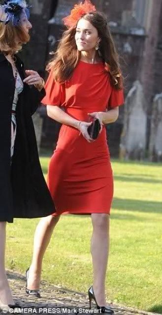 matrimonio di David Jardine-Paterson and Emilia D'Erlanger. Kate sceglie un vestito rosso di Issa, con fascinator dello stesso colore, clutch e decolletè nere