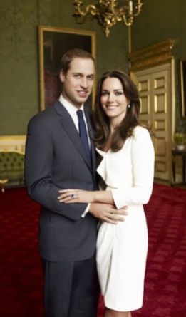 sempre in occasione del fidanzamento ufficiale di Kate e William, sono state diffuse queste foto scattate da Mario Testino, in cui Kate indossa un abito bianco di Reiss, molto raffinato.