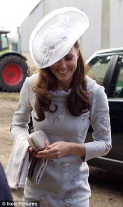anche in questo caso, Kate ha riciclato l'abito per un matrimonio di amici. E, guarda un pò, clutch e scarpe (Russell & Bromley) sono color nude, mentre il cappello è in tono colo vestito, ma diverso da quello usato precedentemente.