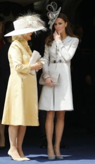 il cappottino era in realtà riciclato dall'anno prima, quando Kate lo ha indossato per l'annuale cerimonia dell'Order of the Garter, con un cappello Rachel Trevor-Morgan , un pò più appariscente.
