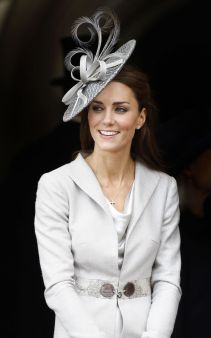 il cappottino era in realtà riciclato dall'anno prima, quando Kate lo ha indossato per l'annuale cerimonia dell'Order of the Garter, con un cappello Rachel Trevor-Morgan , un pò più appariscente.