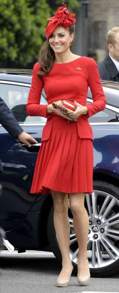 ecco il modello rosso di Mc Queen, sempre modificato con l'aggiunta della maniche lunghe. Il cappellino è Lock & Co, le scarpe nude L.K. Bennett e la borsa Alexander McQueen. Inoltre Kate portava con sè una sciarpa in tartan scozzese.