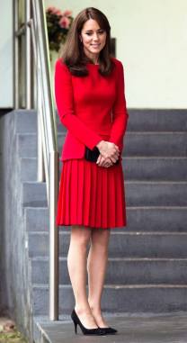 15 dicembre 2015: per una nuova visita natalizia all'Anna Freud Centre di Londra, Kate ha reindossato l'abito rosso modificato su misura di Alexander Mc Queen, molto simile a quello di Emilia Wickstead.
