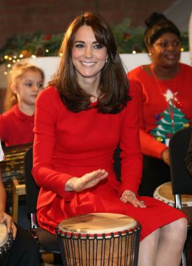 15 dicembre 2015 - COSìE' CAMBIATO: precedentemente, Kate aveva indossato questo abito nel 2012, abbinandolo a pumps color nude, una clutch rossa e un cappellino rosso, e nel 2014 con scarpe e borsa neri. Questa volta ha riproposto gli accessori neri, ma cambiandoli: le scarpe sono Stuart Weitzman e la borsa Mulberry.