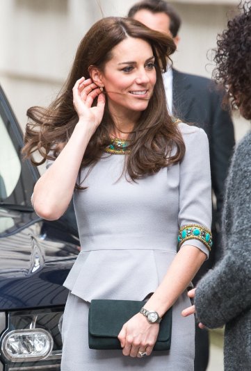 18 novembre 2015, Londra: questa volta, Kate non ha cambiato gli accessori rispetto all'occasione in cui aveva precedentemente indossato questo vestito, abbinandolo nuovamente con scarpe e clutch in suede di Emmy London.