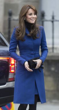 successivamente, Kate è stata in visita a Dundee, in Scozia, dove è apparsa con questo bellissimo cappottino blu Christopher Kane, abbinato ai suoi famosi stivali neri Aquatalia e a una clutch Stuart Weitzman.