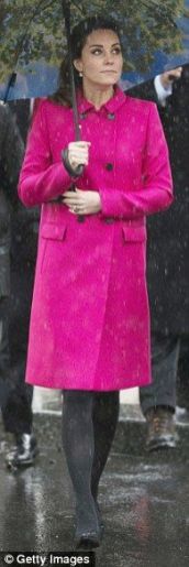 questo cappottino Mulberry si segnala specialmente per il colore acceso. In questa occasione Kate lo ha abbinato con calze nere coprenti e accessori neri: clutch Mulberry e scarpe Episode