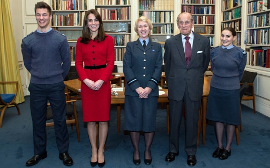 16 dicembre 2015: passaggio di incarichi dal principe Filippo a Kate. Rivediamo il bellissimo completo rosso di Luisa Spagnoli già utilizzato in ben 2 occasioni, nel 2011 e nel 2014.