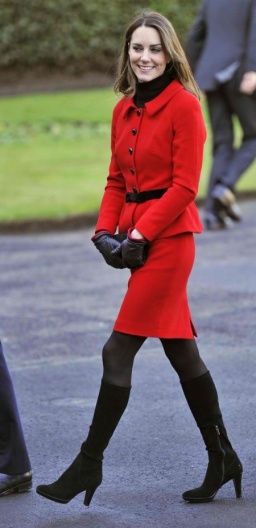 Bellissimo quest'ensemble rosso con finiture nere di Luisa Spagnoli. Quì Kate lo indossa con calze nere, stivali neri Aquatalia, e una clutch Mascaro sempre nera.