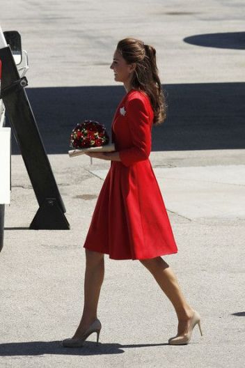 Rimaniamo in tema. Per l'arrivo a Calgary nel 2011 Kate si è presentata in rosso, con un cappotto di Catherine Walker, scarpe nude L.K. Bennett, clutch Stuart Weitzman e la spilla a foglia d'acero canadese appuntata sul petto.