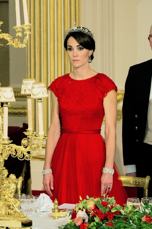 Oltre a portare la tiara, l'abito di Kate sembra cosparso di brillanti sul corpetto.
