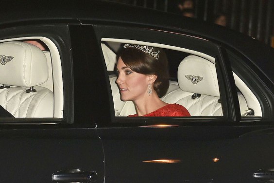 Questa foto ci ricorda molto quella scattata il 3 dicembre 2013, dpve Kate indossa una tiara e un abito da sera, ma in quel caso non abbiamo altre fotografie a documentare l'abito.
