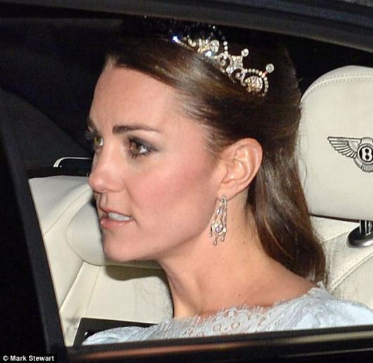 Purtroppo non ci sono altre foto di questa mise di Kate, che sembra essere da favola, a giudicare dalla tiara e da quello che si vede dell'abito di Alexander Mc Queen, con pizzo sullo scollo, realizzato su misura.