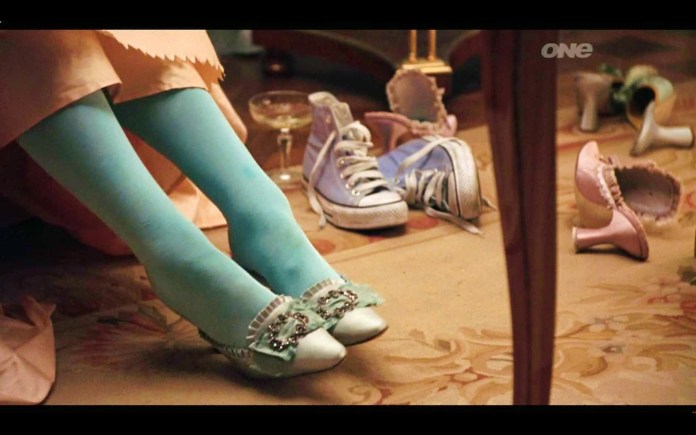 In un fotogramma del film, tra le numerose scarpe di Maria Antonietta, appare anche un paio di All Stars!