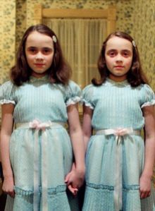 In Shining, il costume più indimenticabile è sicuramente quello delle gemelle Grady, che infestano l'hotel in cui si svolge il film