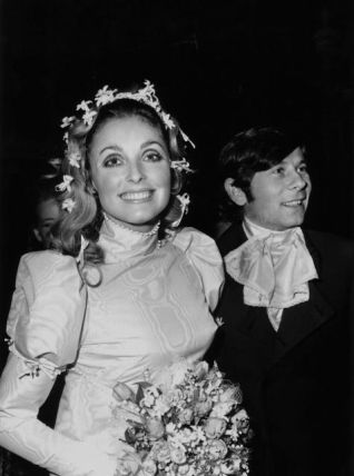 com'è noto, Sharon Tate sposò il regista Roman Polansky. Il matrimonio fu celebrato a Londra, il 20 gennaio 1968, e guardate un pò... anche in quest'occasione Sharon aveva il cut crease!!