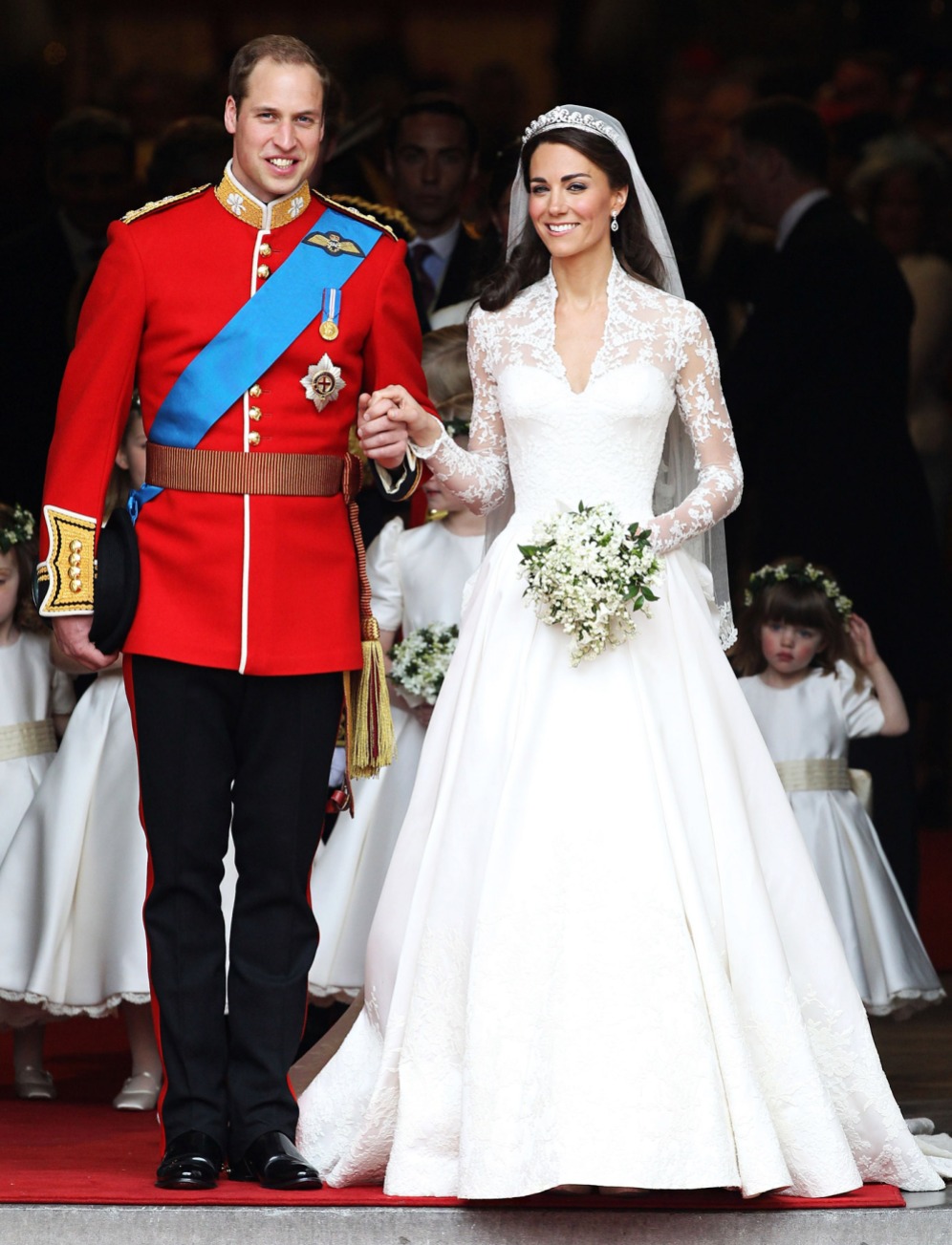 infine, dovevo fare un piccolo accenno al look nuziale di William e Kate... ma non mi interessa tanto l'abito di Kate, quanto quello del principe William che, essendo naturalmente un militare, si è sposato in alta uniforme.