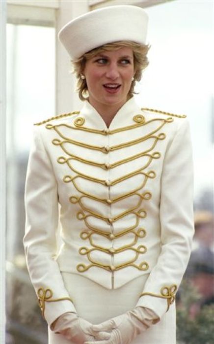 Capelli biondi e abito in stile militare bianco con finiture dorate: praticamente lo stesso look di Lady Oscar per un'altra Lady, stavolta realmente esistita.