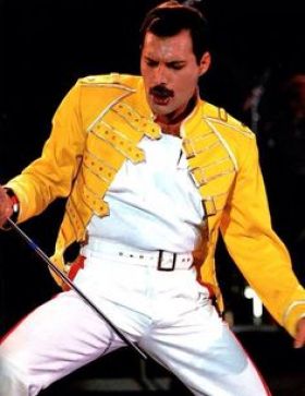 un altro look che ha fatto storia, quello di Freddie Mercury nel Magic Tour del 1986. La giacca gialla in stile militare fu realizzata dalla stilista Diana Moseley, ed era accompagnata da pantaloni bianchi con una fascia rossa e dorata sul lato.