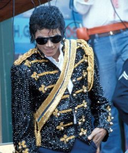 giacca simile a quella indossata ai Grammy Awards: stesso colore e lustrini, ma finiture diverse