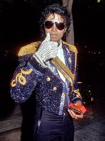 decisamente iconico il look con cui Michael si presentò alla cerimonia di premiazione dei Grammy Awards nel 1984, in cui vinse peraltro diversi premi per Thriller e Billie Jean. Una giacca militare blu ricoperta di lustrini e con rifiniture dorate e il famoso guanto altrettanto brillantinato.
