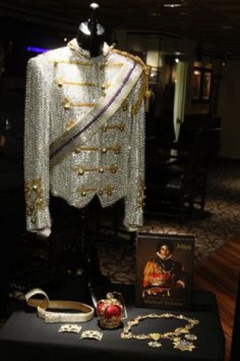 altra versione di giacca militare con lustrini, in color argento