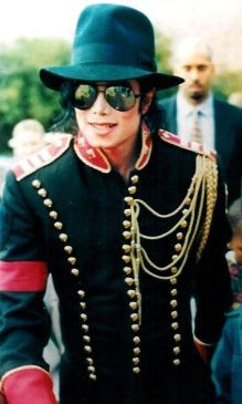 Michael Jackson doveva essere un vero fan dello stile militare, sebbene si facesse promotore della pace nel mondo! Nella sua carriera, ha indossato più divise del maresciallo Radetzky: nere, blu, rosse, bianche, e perfino ricoperte di brillantini. Un look che comunque ha sicuramente contribuito a fare di Michael un'icona dei giorni nostri.