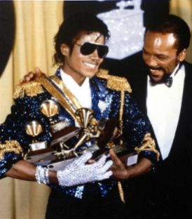 Michael Jackson ritira un premio ai Grammy Awards, nel 1984