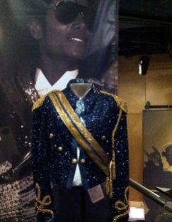 Giacca ricoperta di lustrini di Michael Jackson, indossata alla cerimonia dei Grammy Awards nel 1984, su disegno di Michael Bush, esposta Rock and Roll Hall of Famen a Cleveland