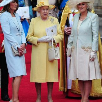 La madre della sposa, Carole Middleton, in un delizioso color azzurro chiaro, la nonna dello sposo, nonchè Regina Elisabetta II, ovvero la più audace di tutte, in giallo, e Camilla Parker Bowles.